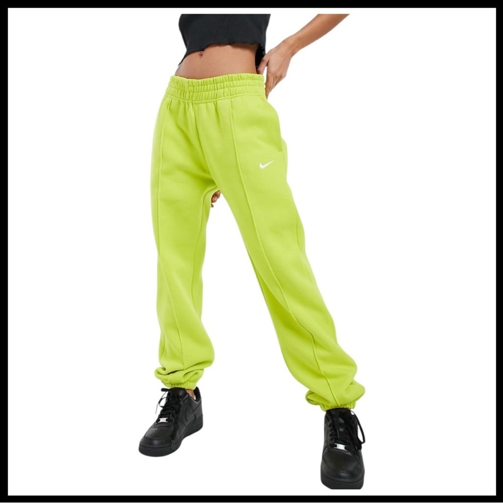 NIKE NWT Loose Fit Swoosh Jogger